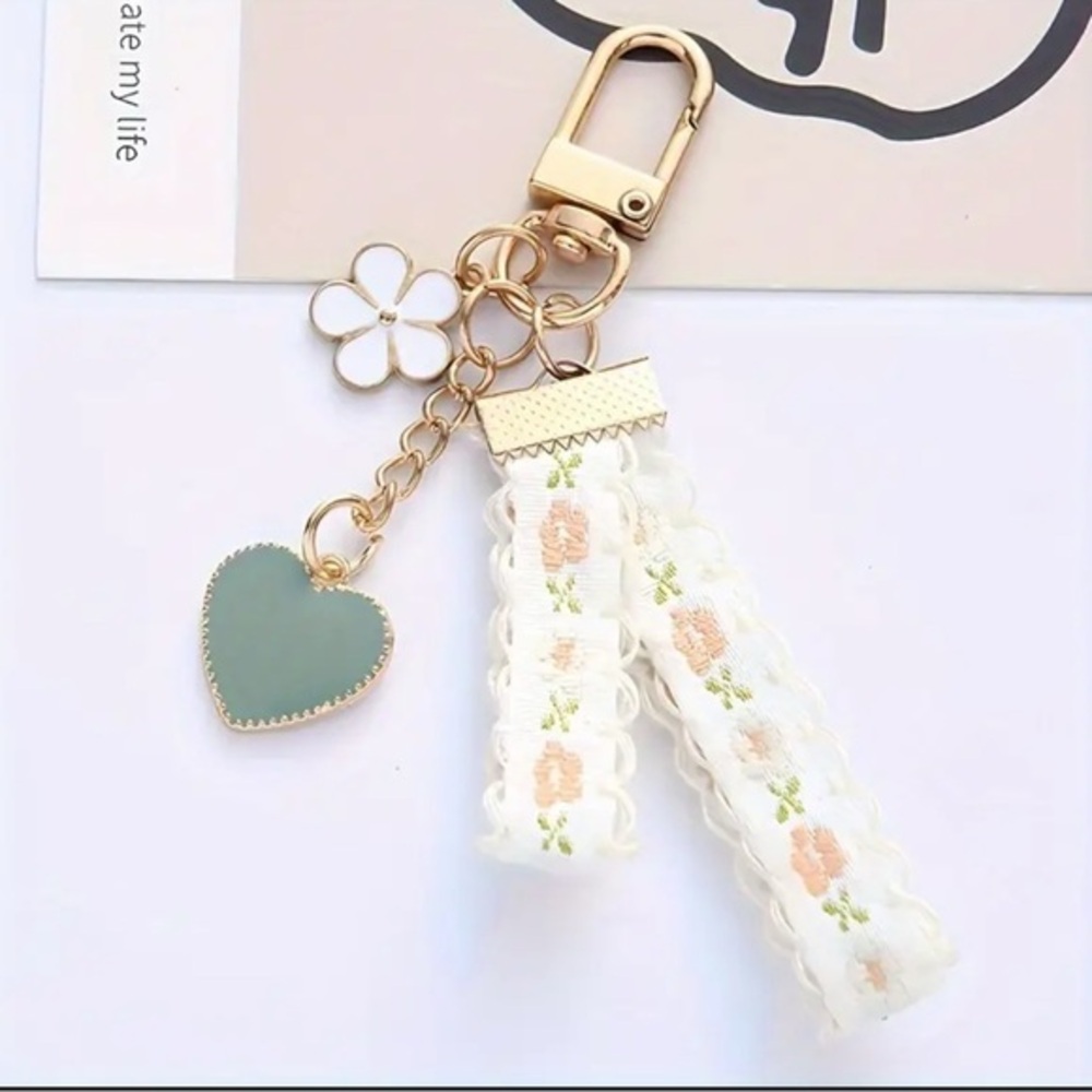 NWT!! Daisy Lace Keychain For Women, Alloy Material, Carabiner Clip, Heart.
